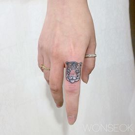 Fierce Tattoo Pattern For Finger
